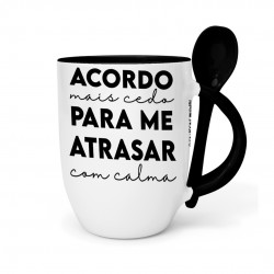 Caneca c/ Colher Personalizada Acordo Mais Cedo Para Me Atrasar Com Mais Calma
